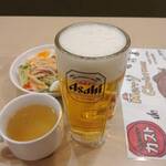 Gasuto - 生ビールと蒸し鶏とキノコのサラダ
