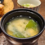とんかつ 大希 蒲田 - ワカメと豆腐のお味噌汁。固めの豆腐が美味しい
