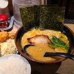 麺屋台 横綱家 - ラーメン&唐揚げ&半ライスのセット(税込1,000円)
      ①ラーメン②鶏唐揚げ【大きめ2個】③白ご飯【ハーフ】
      ①ラーメンは横浜市内で発祥した家系ラーメンにインスパイアされて生み出されたそうな