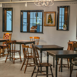 広々とした店内でゆったり◎アンティークの家具が彩る隠れ家空間