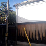 冬夏 - お店の角、左の家