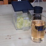 とんかつ専門店 あげもん - 味変用のソースとネギが出て来ましたが…