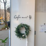 Cafe ami - 店名表示とクリスマスリース