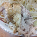 豚山 - ラーメン並900円ニンニク野菜アレ、味噌山100円、とろとろのチャーシューが美味い(2023.12.1)