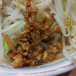 豚山 - ラーメン並900円ニンニク野菜アレ、味噌山100円、アレはザクザクラー油(2023.12.1)