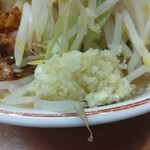 Butayama - ラーメン並900円ニンニク野菜アレ、味噌山100円、ニンニク(2023.12.1)
