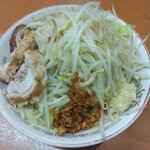 豚山 - ラーメン並900円ニンニク野菜アレ、味噌山100円、斜め(2023.12.1)