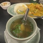 Old Thailand - パクチーの浮かんだトムヤムクン・ナムサイスープ