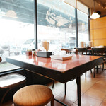 上等カレー - テーブル席