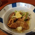 俺の中華たなか家 - 「サービスおつまみ」の「ホルモン煮」に「テーブルセット」から「おろし大蒜」を投下☆味変旨し(๑´ڡ`๑)