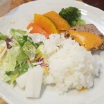 キッチン ブルー グローブ - 再びご飯、サラダ、お新香を乗せます