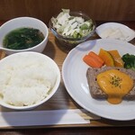 キッチン ブルー グローブ - 鶏挽肉と胡桃のテリーヌ　スモーク香る黒胡椒とチーズのソース