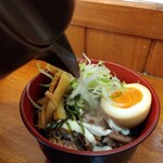俺の中華たなか家 - 「つけ麺味噌」の「トッピング」から「メンマ」と「白髪葱」を少し移設☆　そこへ「スープ割り用熱々スープ♯」を投入❗湯気♨がたってます♭➡➡➡「まかない飯スープ茶漬け」の完成＼(^o^)／