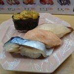 Mawarizushijun - 生ウニ 330円 旬のおすすめ三昧(金華さば マカジキ ヒラマサ) 400円