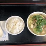 西安刀削麺 - 五目刀削麺の全容(本来の配置に変更後:ご飯が左側)