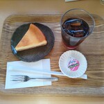 ブーランジェリー エ カフェ リエゾン - ベイクドチーズケーキ(トッピングなし)とアイスティー