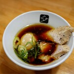 中華そば 髙野 - つけ汁に入っている二種の鶏チャーシューが極上の美味しさ