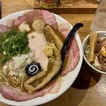 AJI10 - 料理写真:超特濃厚らぅ麺極上チャーシュー1150円、肉めしミニセット+350円。