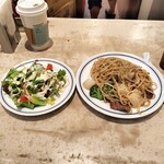 Sekiyasupagethi EXPRESS - サラダと牛肉とカフのワイン煮スパゲッティ