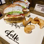 folk burgers&beers - フォーキースモーキーエッグチーズ（カット）