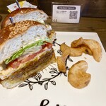 folk burgers&beers - フォーキースモーキーエッグチーズ（カット）