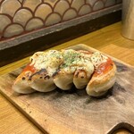 東京餃子 あかり - トマトチーズ炙り餃子
