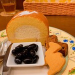 森のらくだ - 生クリームロールケーキ、黒豆、フルーツケーキ、おまけのらくだクッキー