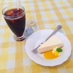 Resutoran Ritoru Bado - ヘルシーサラダプレートにセットの日替わりデザート…白桃のレアチーズケーキ、＋¥50のセットドリンク…アイスコーヒー