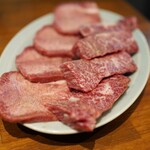 炭火焼肉ホルモンさわいし - 相当な肉質と見ただけでも分かる