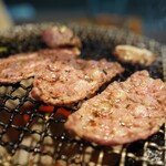 炭火焼肉ホルモンさわいし - ツラミは3枚、この肉厚ツラミがヤバい