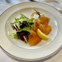 ランビアンス - ノルウェー産サーモンの自家桜燻製とハーブ・レモンコンフィのクリームを添えたロシア風パンケーキ