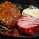 フィンガーズ・クロスト - 煮込みハンバーグ＆厚切ベーコンに目玉焼きのせ（1400円）