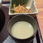 水炊き若どり - 小鉢（きんぴら牛蒡）、鶏スープ