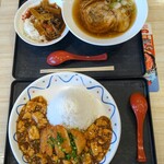 中華万里 - 富士山マーボーチキンのせ、醤油ラーメンとミニ中華丼