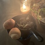 スタンド4坪らばー - きのこのアヒージョinニンニクチップス