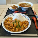 中華万里 - 富士山マーボーチキンのせ、醤油ラーメンとミニ中華丼