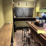 カレー デ ドコマデモ ベジン - カウンター椅子のところが立ち飲みスペースになるようです　※毎日進化していくお店なので変更があるかも