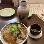 庄や - 日本酒大徳利のぬる燗とお通しのあら煮