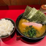 Iekei Ramen Inabaya - ラーメン並800円にライス大160円