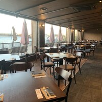 Re：Journal - ゆったりとした店内。パーティー用のテーブル配置。