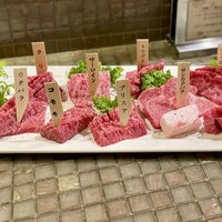 みやび 六本木店 - 9種の肉盛り合わせ。希少部位もいろいろある。