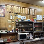 Torimi - 鳥美店内 入口を入ってすぐに鶏肉販売のスペースがあり、さらに奥に進むと飲食用のカウンターがある。