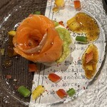 三田屋本店 - スモークサーモンとアボカドのタルタル