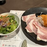 Sandaya Honten - サラダと三田屋ハムのオードブル