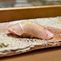 匠 進吾 - ■白甘鯛
                    握りのスターターがこの子ですから、贅沢♪