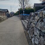 むあ文庫 - この道の先に店舗があります。