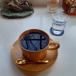 むあ文庫 - ブレンド珈琲　600円税込　お庭の木々が映り込んでます。