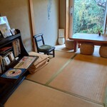 むあ文庫 - 店内。子どもさんといっしょになら座敷があるのはいいですね。