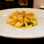 小菜一碟 - ・平目の椒麻カル・白ミル貝、アスパラガス、黄ニラの黒胡椒塩炒め 