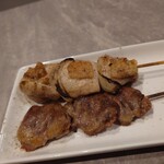 食楽処 気まぐれ - 鶏もも 190円(税込)、ハツ 170円(税込)。